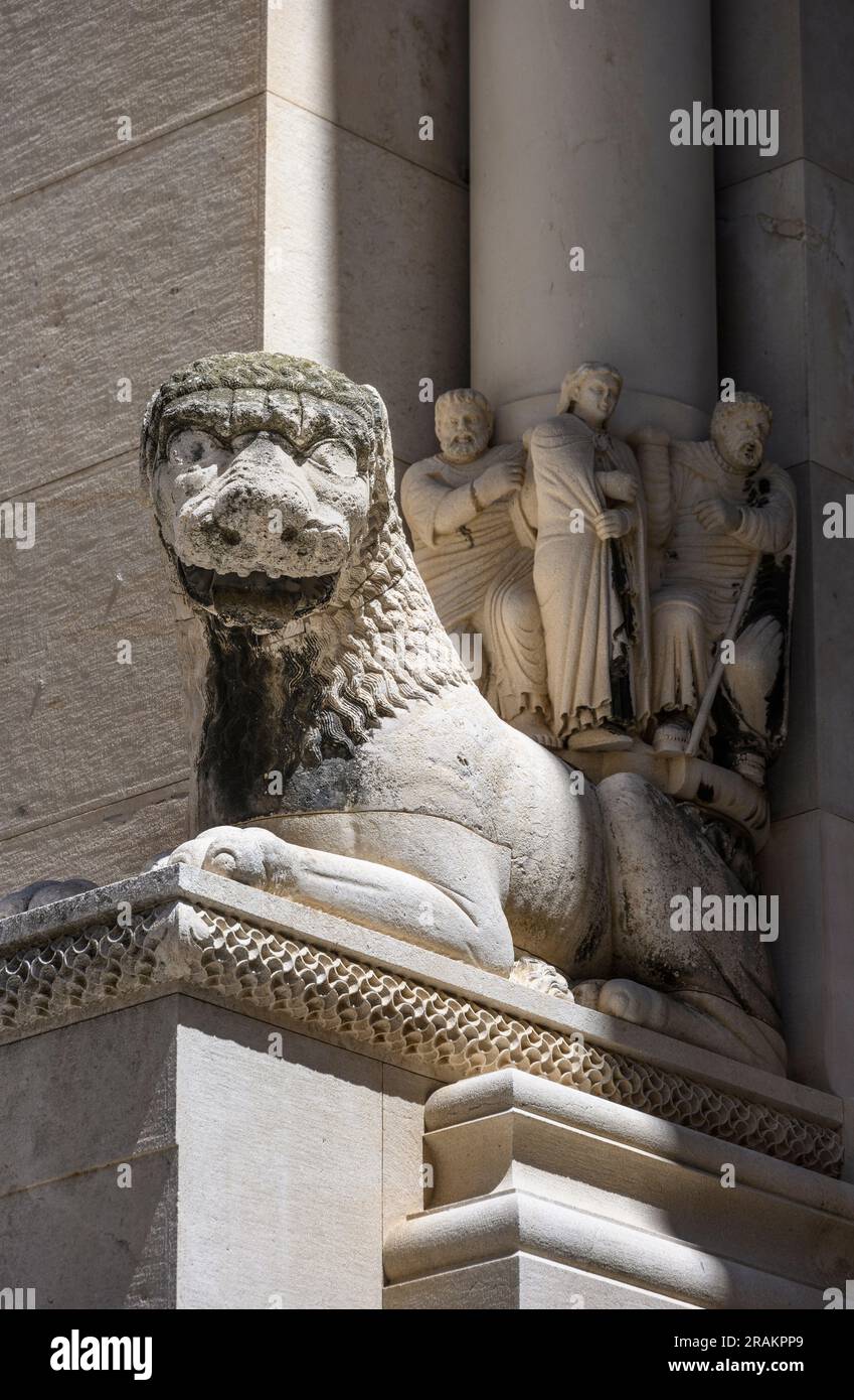 Eine Skulptur eines Löwen auf der Treppe zur Kathedrale des Heiligen Domnius, die in den Überresten des Diokletianpalastes, Split, Dal, erbaut wurde Stockfoto