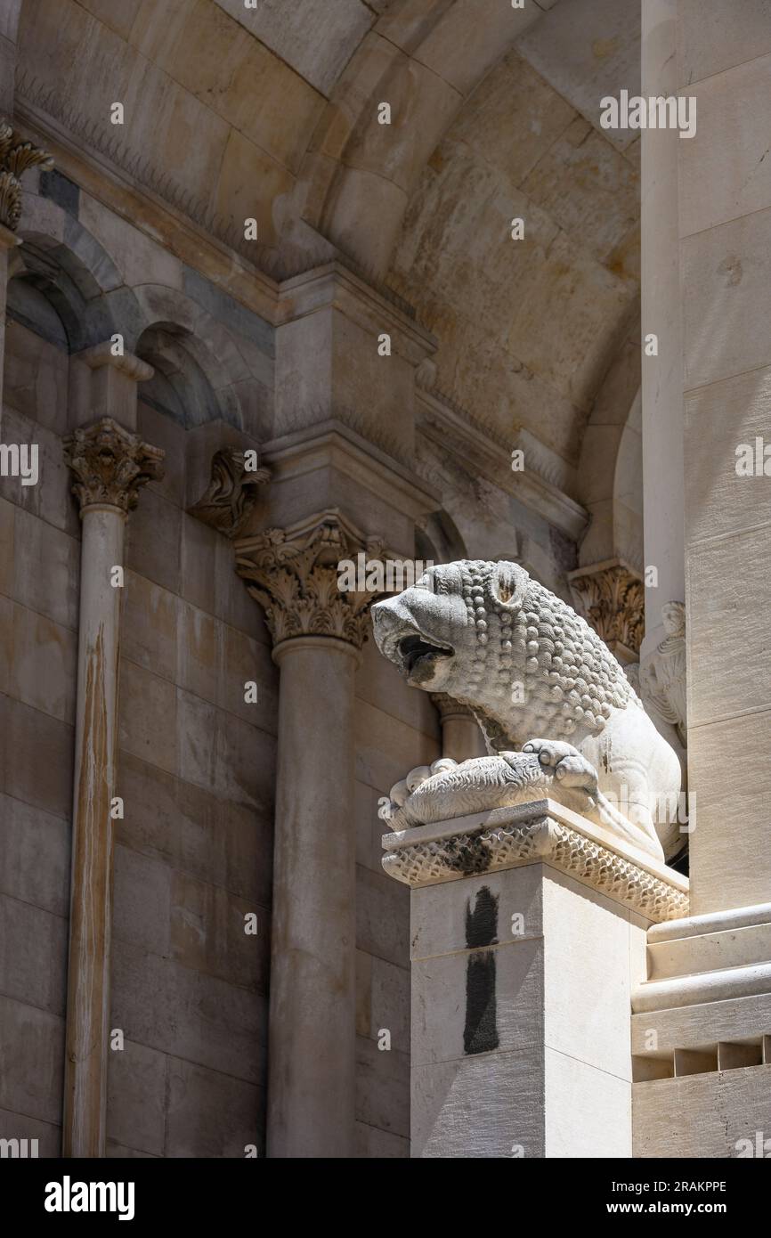 Eine Skulptur eines Löwen auf der Treppe zur Kathedrale des Heiligen Domnius, die in den Überresten des Diokletianpalastes, Split, Dal, erbaut wurde Stockfoto