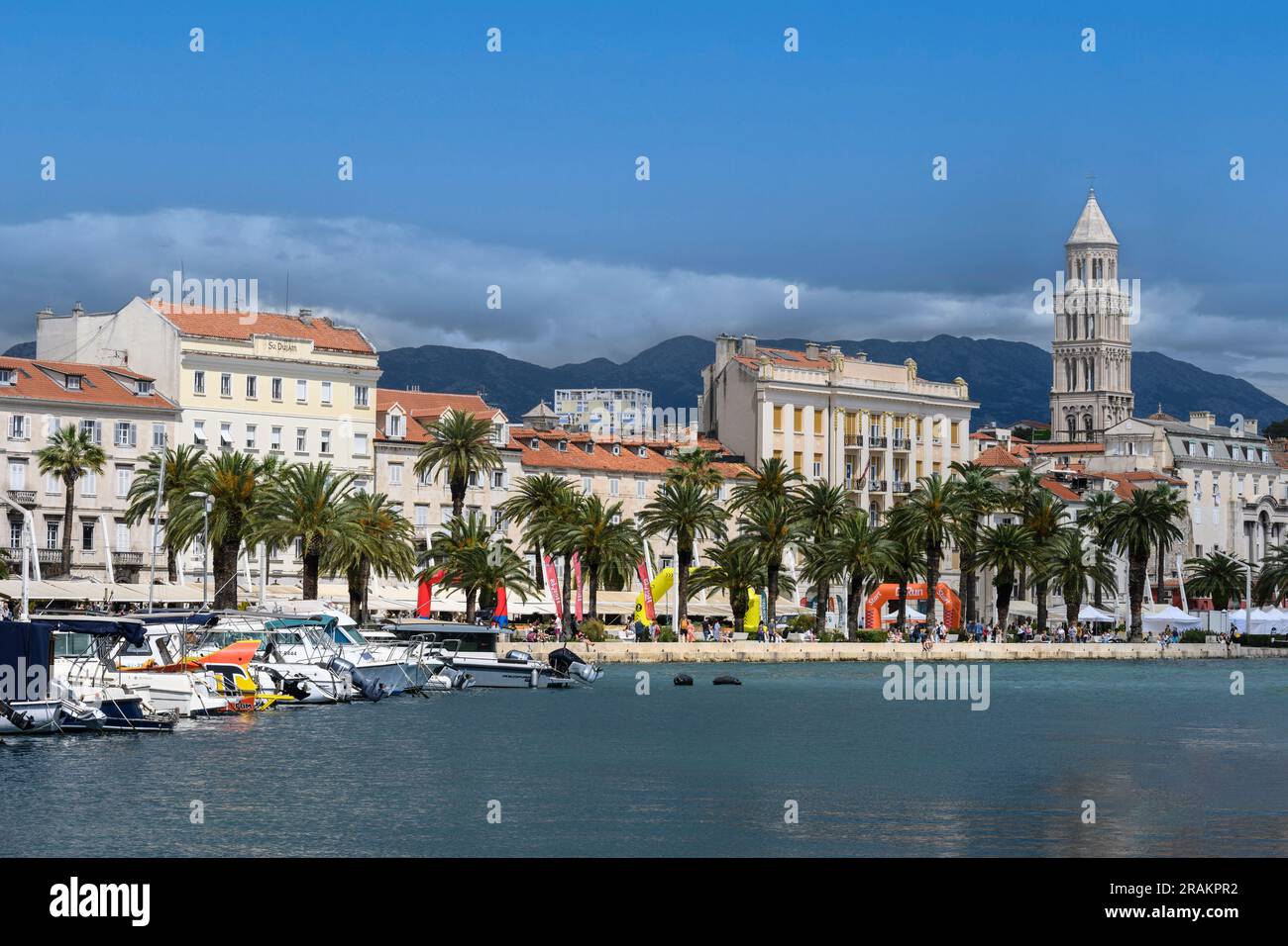 Blick auf das Ufer und die Riva in Split mit dem Glockenturm der Kathedrale St. Domnius im Hintergrund. Split, Dalmatien, Kroatien. Stockfoto