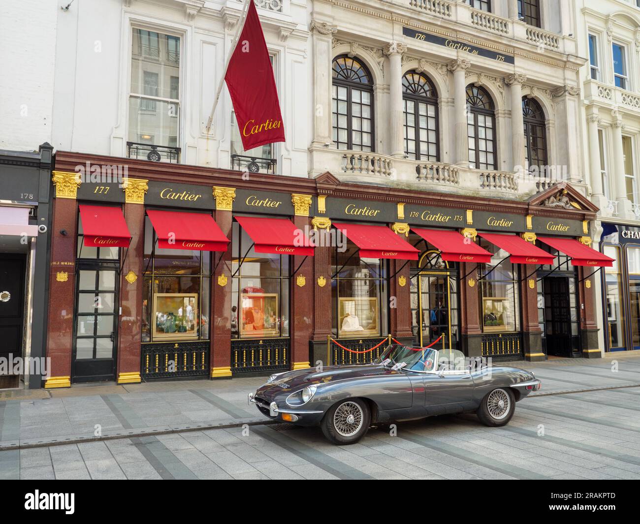 Oldtimer E-Type Jaguar parkt vor Cartier in der Bond Street, London, Großbritannien Stockfoto