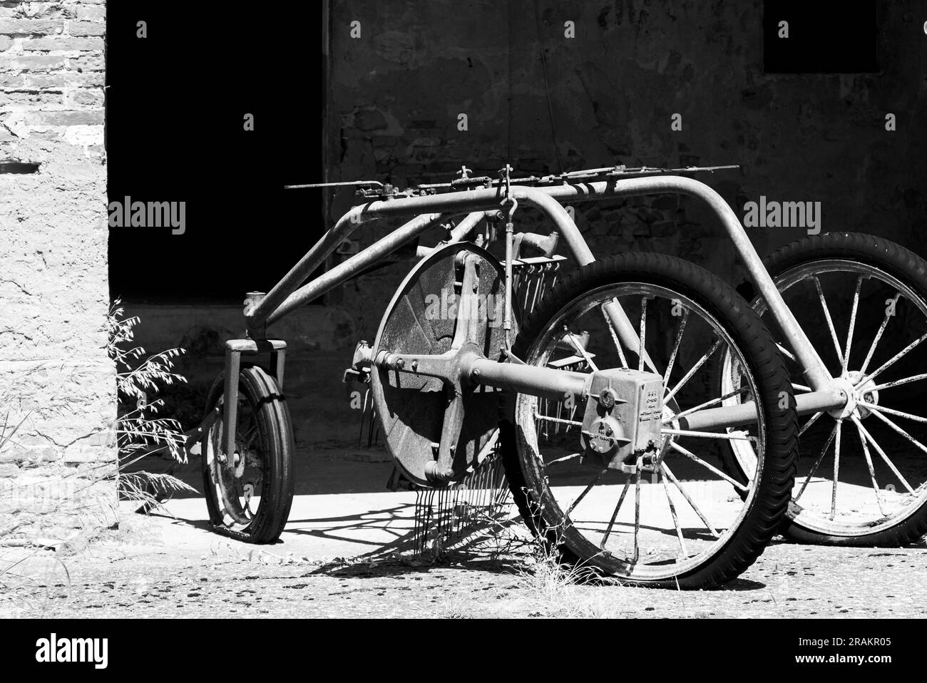 Alte Landwirtschaftsmaschinen, verlassen auf einer zerstörten Farm Stockfoto