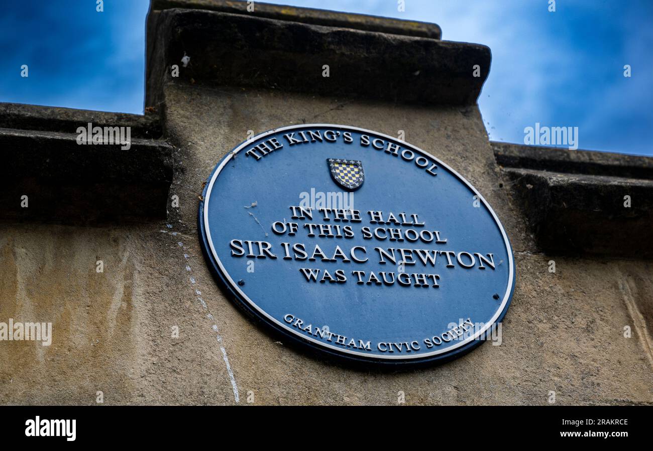 Eine Blaue Plakette auf King's School, Grantham, Lincolnshire, England. Wo Sir Isaac Newton zur Schule ging und unterrichtet wurde Stockfoto