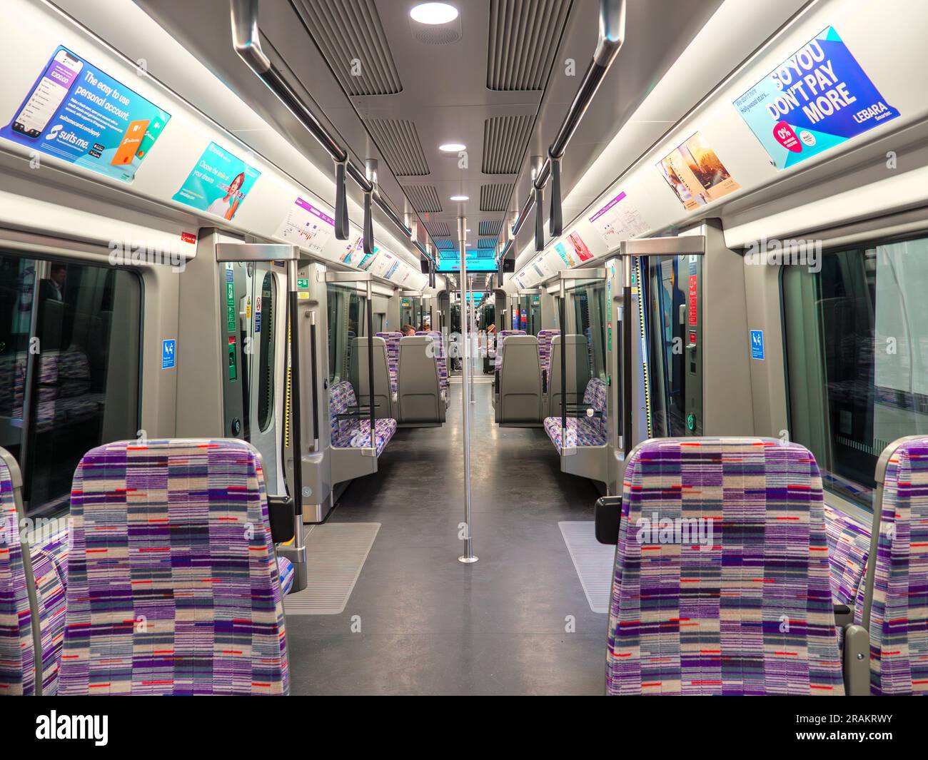 Innenseite eines Zuges der Elizabeth Line, London, Großbritannien Stockfoto