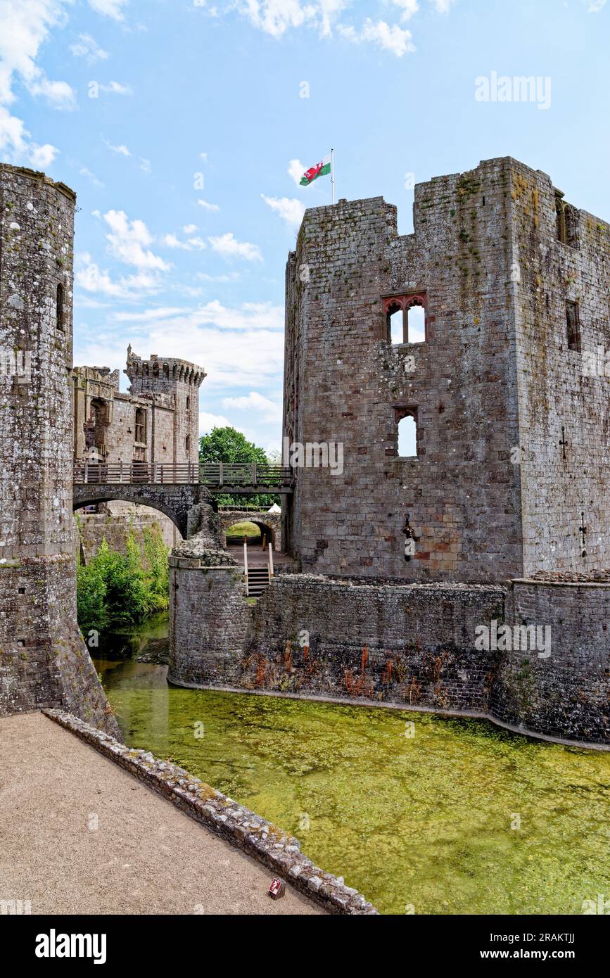 Ruinen des mittelalterlichen Raglan Castle (Walisisch: Castell Rhaglan) Monmothshire, Wales, Vereinigtes Königreich. 25. vom Juni 2023 Stockfoto