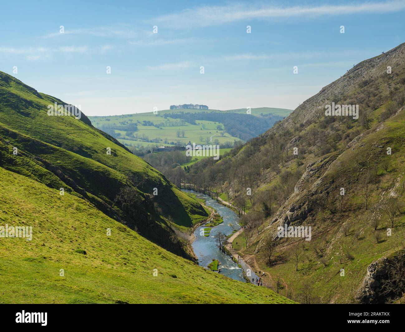 Die Flusstaube, die durch den Peak District, England fließt Stockfoto