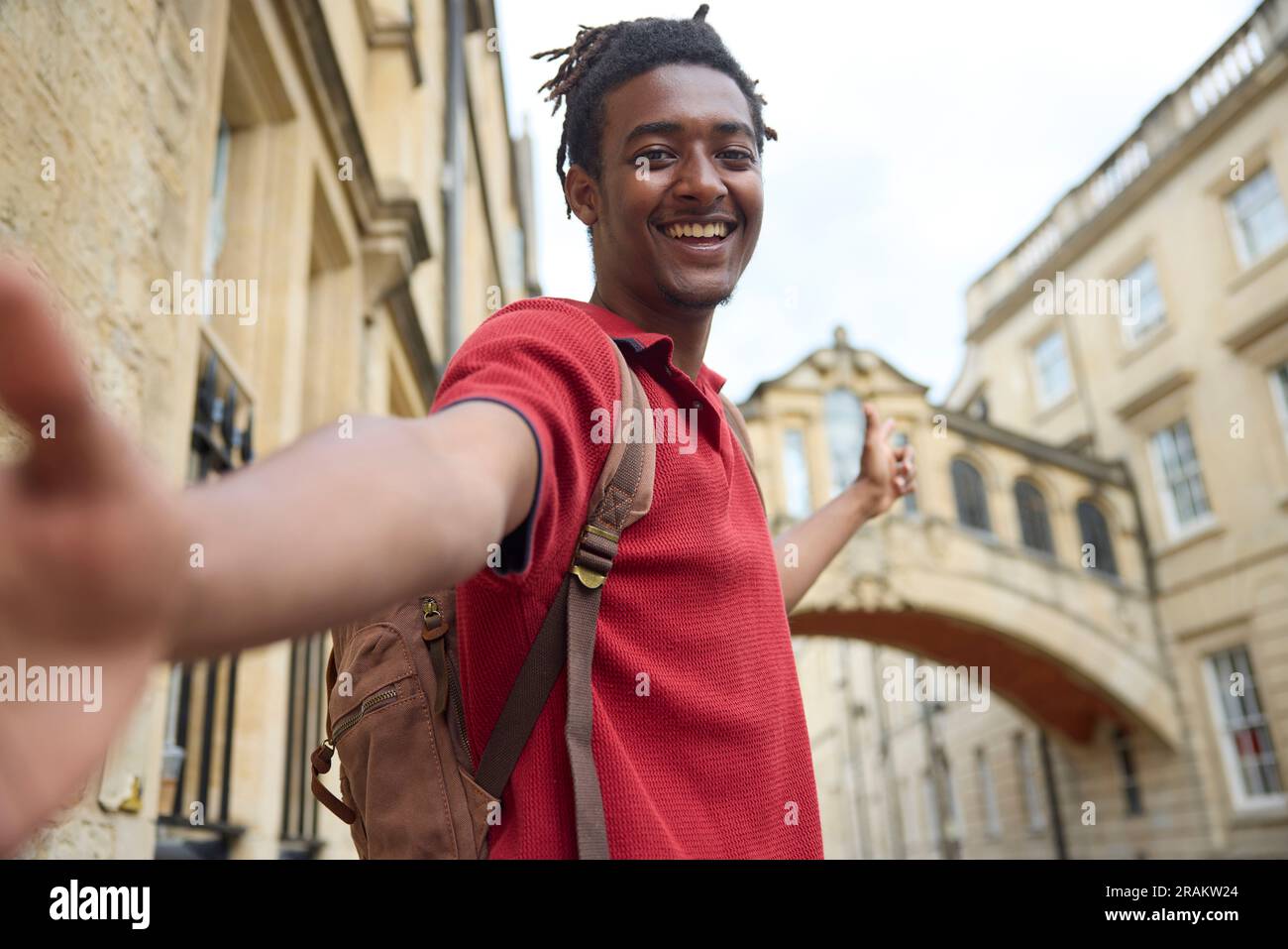 Junger Mann Auf Urlaubsreise Selfie Sightseeing In Oxford Über Die Seufzerbrücke Stockfoto