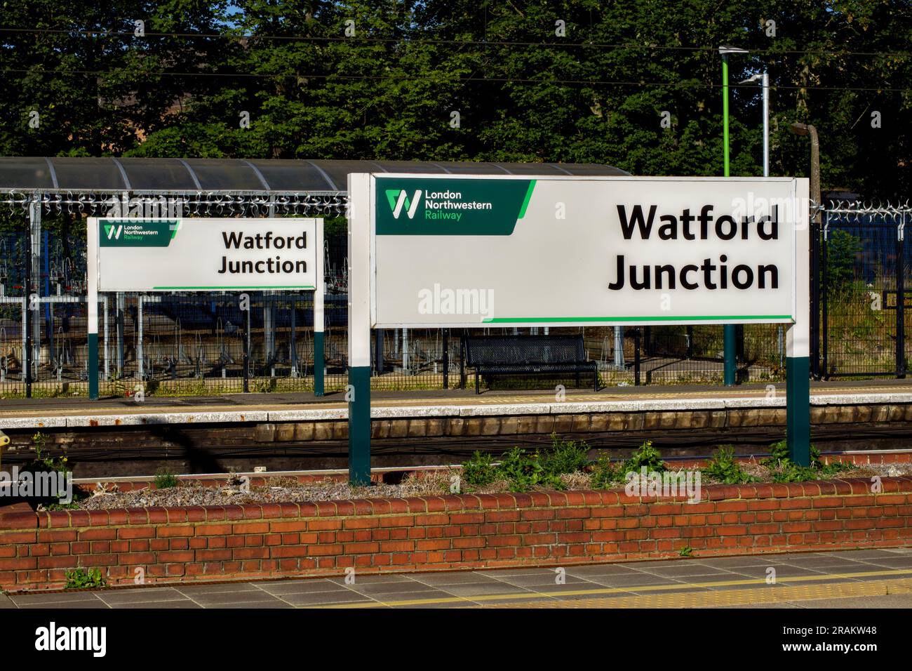 Schild am Bahnsteig Watford Junction Railway Station, Watford, Hertfordshire, England, Großbritannien Stockfoto