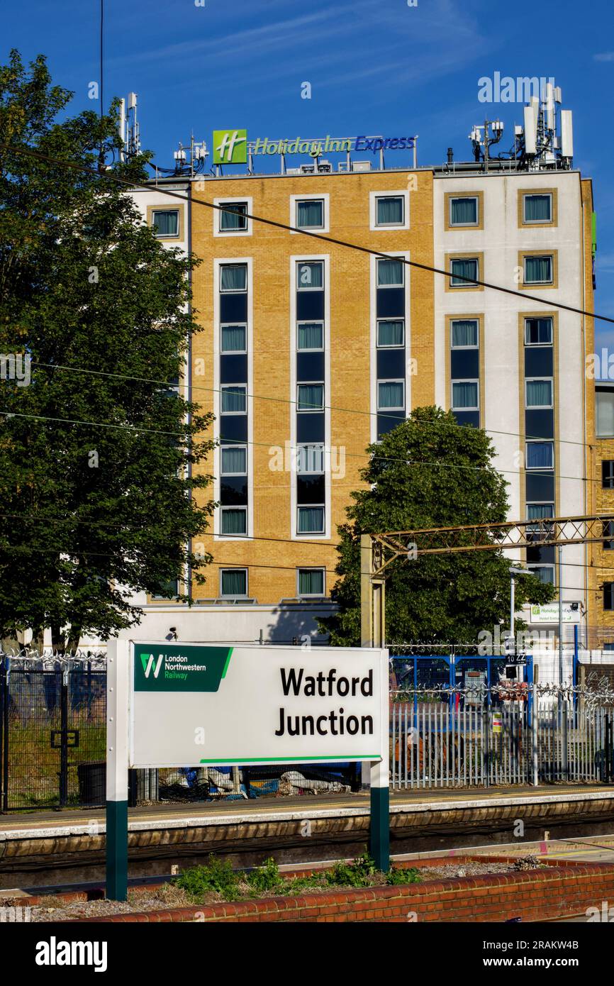 Holiday Inn Express neben dem Bahnhof Watford Junction, Watford, Hertfordshire, England, Großbritannien Stockfoto
