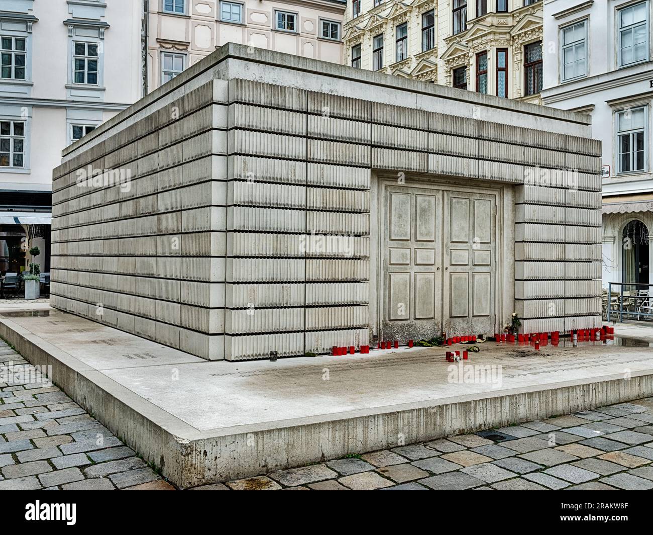 WIEN, ÖSTERREICH - 1. DEZEMBER 2022: Das Wiener Holocaust-Mahnmal, entworfen von Rachel Whiteread; wird manchmal als die Namenlose Bibliothek bezeichnet als ich Stockfoto
