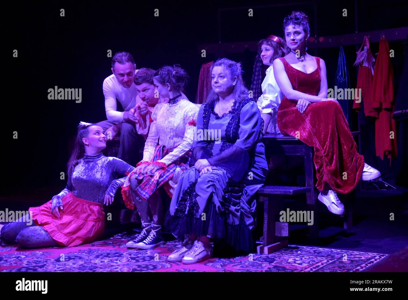 Vinnytsia, Ukraine. 21. Dezember 2022. VINNYTSIA, UKRAINE - 04. JULI 2023 - Schauspieler werden während der Generalprobe des Blackout-Stücks von Don Nigro auf der kleinen Bühne des Vinnytsia Regional Academic Ukrainian Music and Drama Theater, benannt nach Mykola Sadovskyi, Vinnytsia, West-Central Ukraine Credit: Ukrinform/Alamy Live News, abgebildet Stockfoto