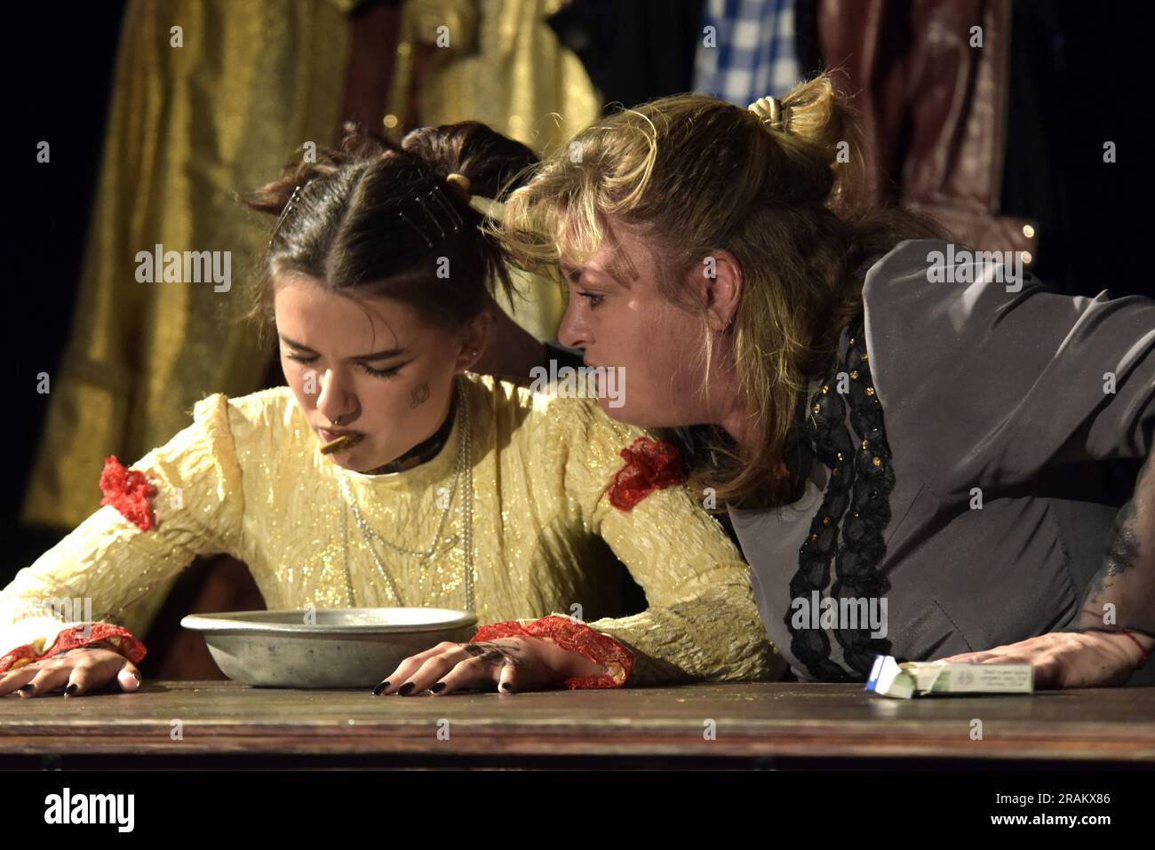 Vinnytsia, Ukraine. 21. Dezember 2022. VINNYTSIA, UKRAINE - 04. JULI 2023 - Schauspielerinnen werden während der Generalprobe des Blackout-Stücks von Don Nigro auf der kleinen Bühne des Vinnytsia Regional Academic Ukrainian Music and Drama Theater nach Mykola Sadovskyi, Vinnytsia, West-Central Ukraine benannt. Credit: Ukrinform/Alamy Live News Stockfoto