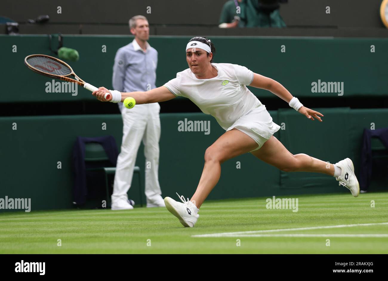 London, Großbritannien. 04. Juli 2023. Tunesian Ons Jabeur streckt sich am zweiten Tag der Wimbledon-Meisterschaft 2023 in London am Dienstag, den 04. Juli 2023, in der ersten Runde gegen die tschechische Magdalena Frech. Foto: Hugo Philpott/UPI Credit: UPI/Alamy Live News Stockfoto