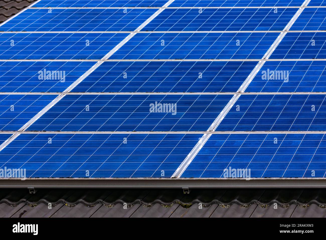 Private Photovoltaikanlage mit blauen Solarmodulen einer