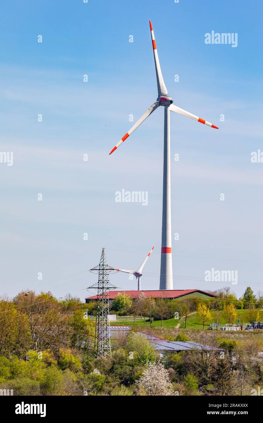 Windturbinen, Photovoltaikanlagen, Strommasten und die 10H-Regel dominieren die Diskussion über regenerative Energien in Deutschland Stockfoto