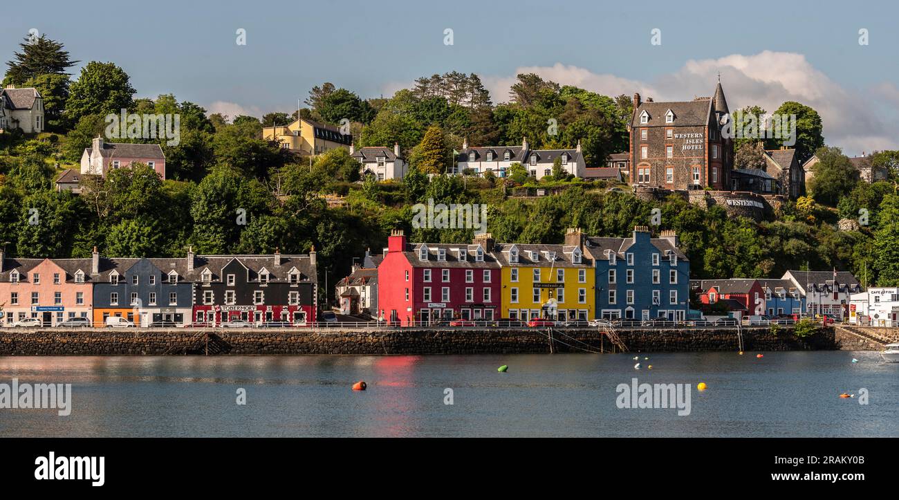Tobermory, Isle of Mull, Schottland, Vereinigtes Königreich. 6. Juni 2023 Malerische schottische Küstenstadt mit bunt bemalten Häusern mit Blick auf den Hafen von Tobermory Stockfoto