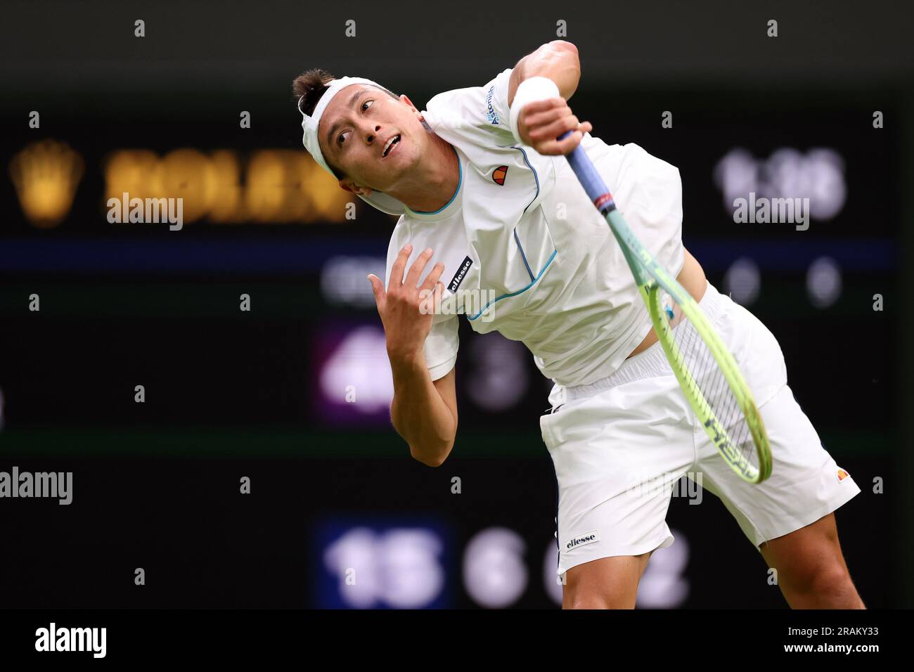 4. Juli 2023; All England Lawn Tennis and Croquet Club, London, England: Wimbledon Tennis Tournament; Ryan Peniston bedient Andy Murray Stockfoto