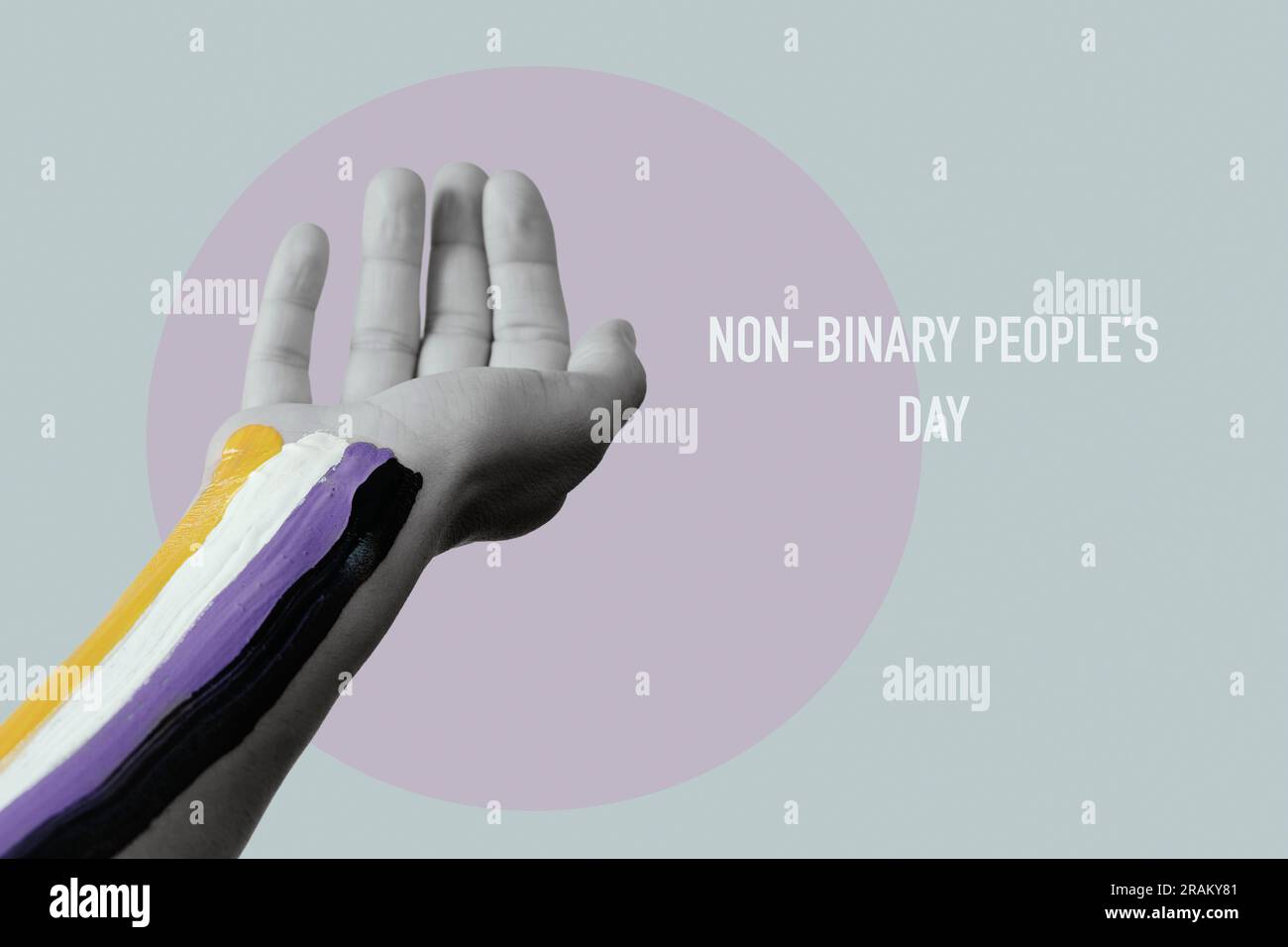 Der Arm einer Person in Schwarz und Weiß mit der nicht-binären Fahne und dem Text des nicht-binären Volkstags auf grauem Hintergrund Stockfoto