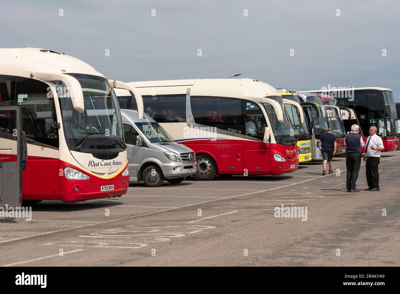 Fionnphort, Isle of Mull, Schottland, Vereinigtes Königreich. 6. Juni 2023 Touristenbusse warten auf die Rückkehr der Touristen von der Iona Fähre. Stockfoto