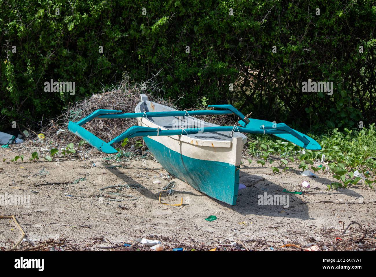 Typisches hölzernes, einfaches Boot für afrikanische Dorfbewohner zum Angeln, aus lokalen Materialien, am Ufer von Mosambik, Indischer Ozean Stockfoto