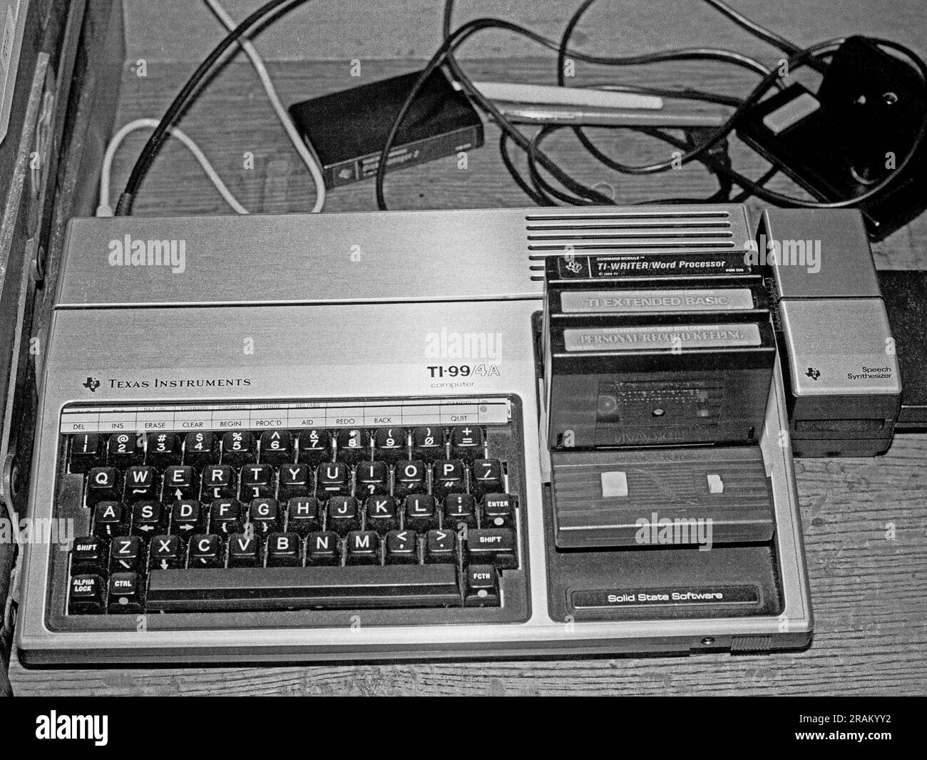 Verwaister Texas Instruments TI-99 Heimcomputer und Zubehör, 1980er Stockfoto