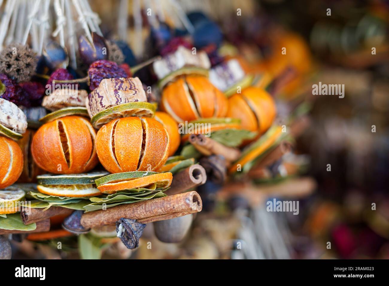 Sammlung von getrocknetem Obst, Gemüse und Gewürzen auf dem Markt Stockfoto