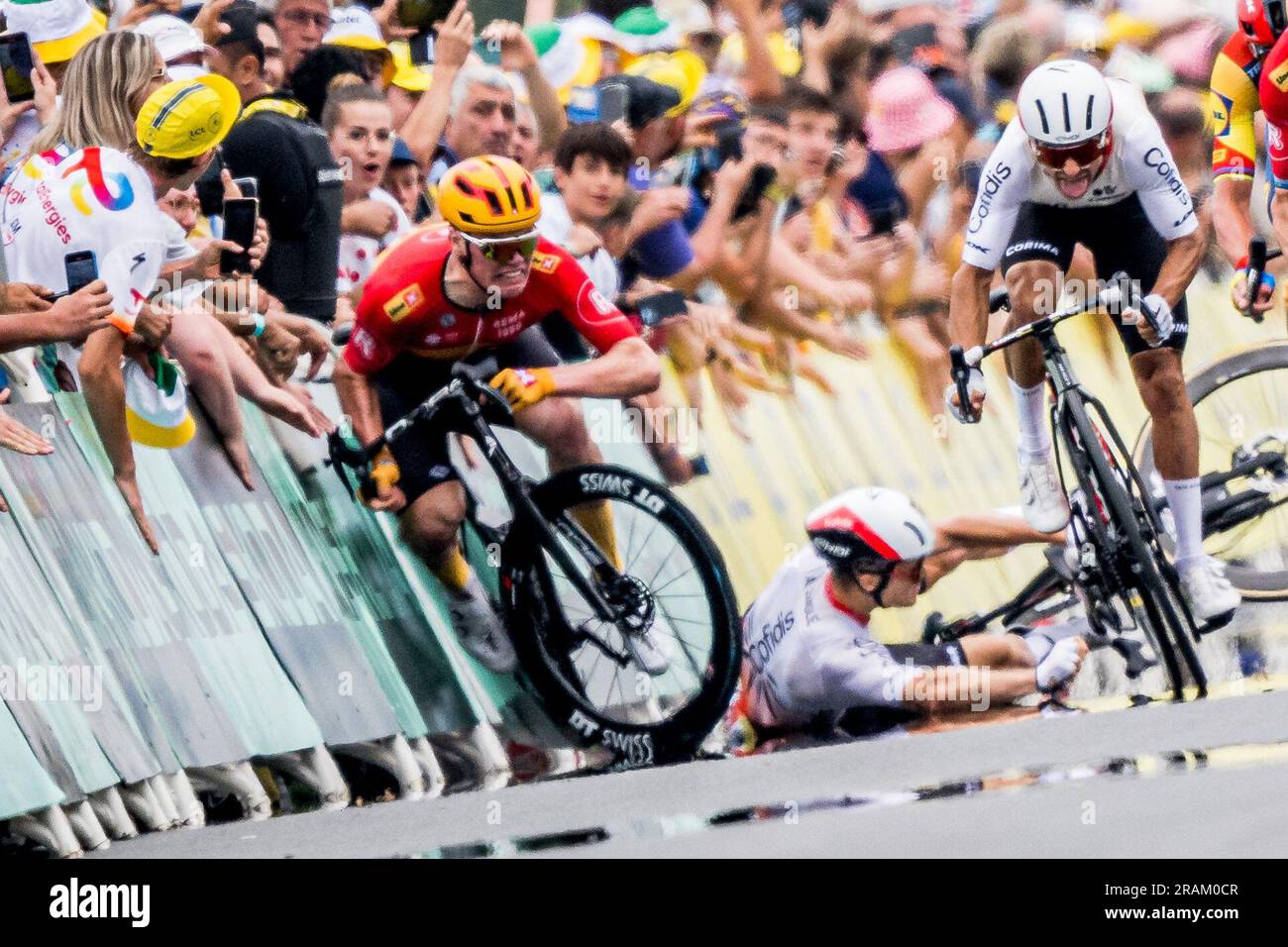 Nogaro, Frankreich. 04. Juli 2023. Norwegische Soren Waerenskjold von Uno-X Pro Cycling Team Riders und französische Axel Zingle fallen auf einem Sprint in der vierten Etappe der Tour de France, einem 181 km langen 8 km langen Rennen von Dax nach Nogaro, Frankreich, Dienstag, 04. Juli 2023. Die diesjährige Tour de France findet vom 01. Bis 23. Juli 2023 statt. BELGA FOTO JASPER JACOBS Kredit: Belga News Agency/Alamy Live News Stockfoto