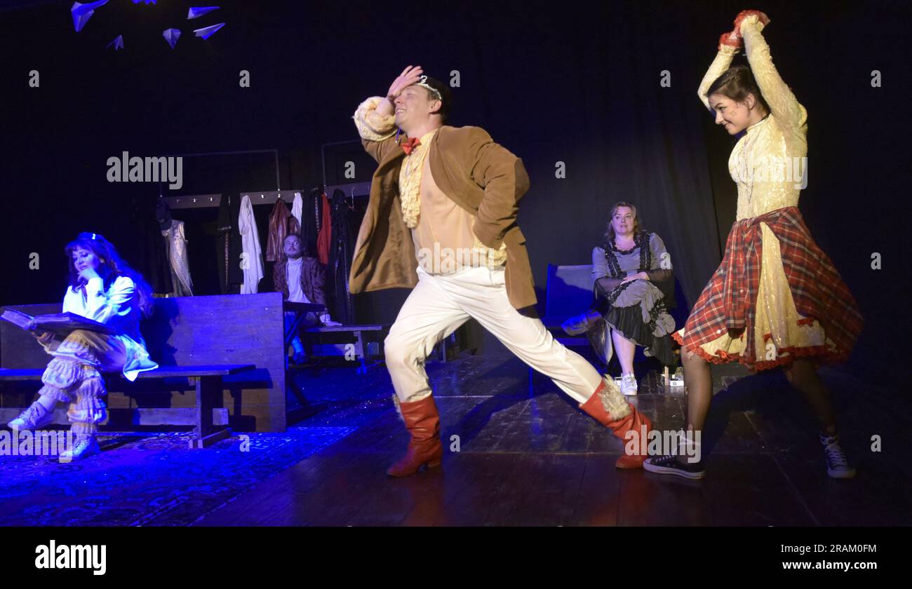 Vinnytsia, Ukraine. 21. Dezember 2022. VINNYTSIA, UKRAINE - 04. JULI 2023 - Schauspieler werden während der Generalprobe des Blackout-Stücks von Don Nigro auf der kleinen Bühne des Vinnytsia Regional Academic Ukrainian Music and Drama Theater, benannt nach Mykola Sadovskyi, Vinnytsia, West-Central Ukraine Credit: Ukrinform/Alamy Live News, abgebildet Stockfoto