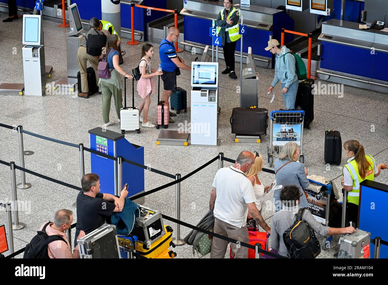 Check-in-Schalter und Gepäckkontrolle für easyJet-Flüge und -Feiertage, Flughafen Bristol Stockfoto