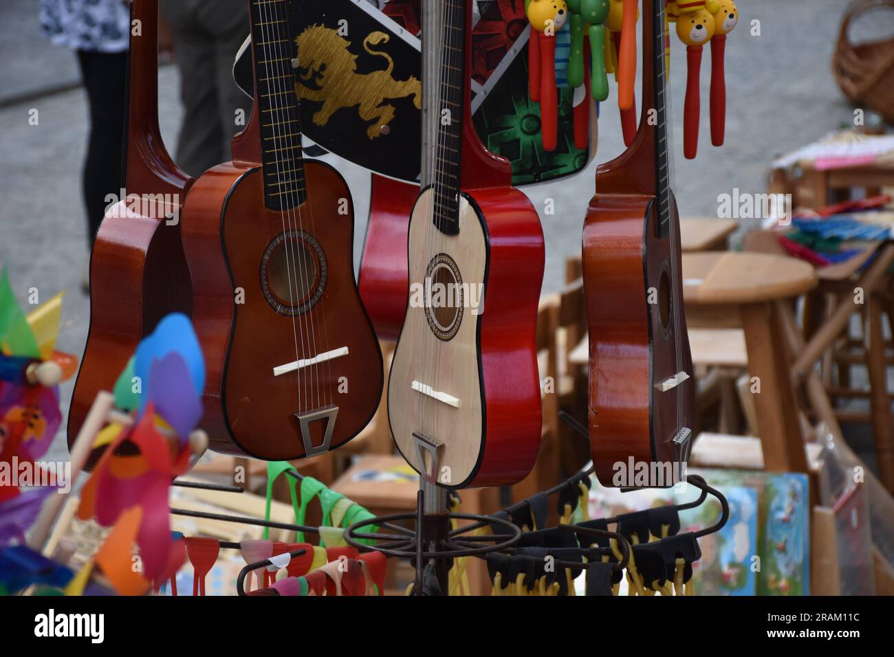 Vier Gitarren auf dem farbenfrohen Treffen auf dem Spancirfest Street Fair in Varazdin, Kroatien Stockfoto Vier Gitarren auf dem farbenfrohen Treffen auf dem Spancirfest Street Fair in Varazdin, Kroatien Stockfoto