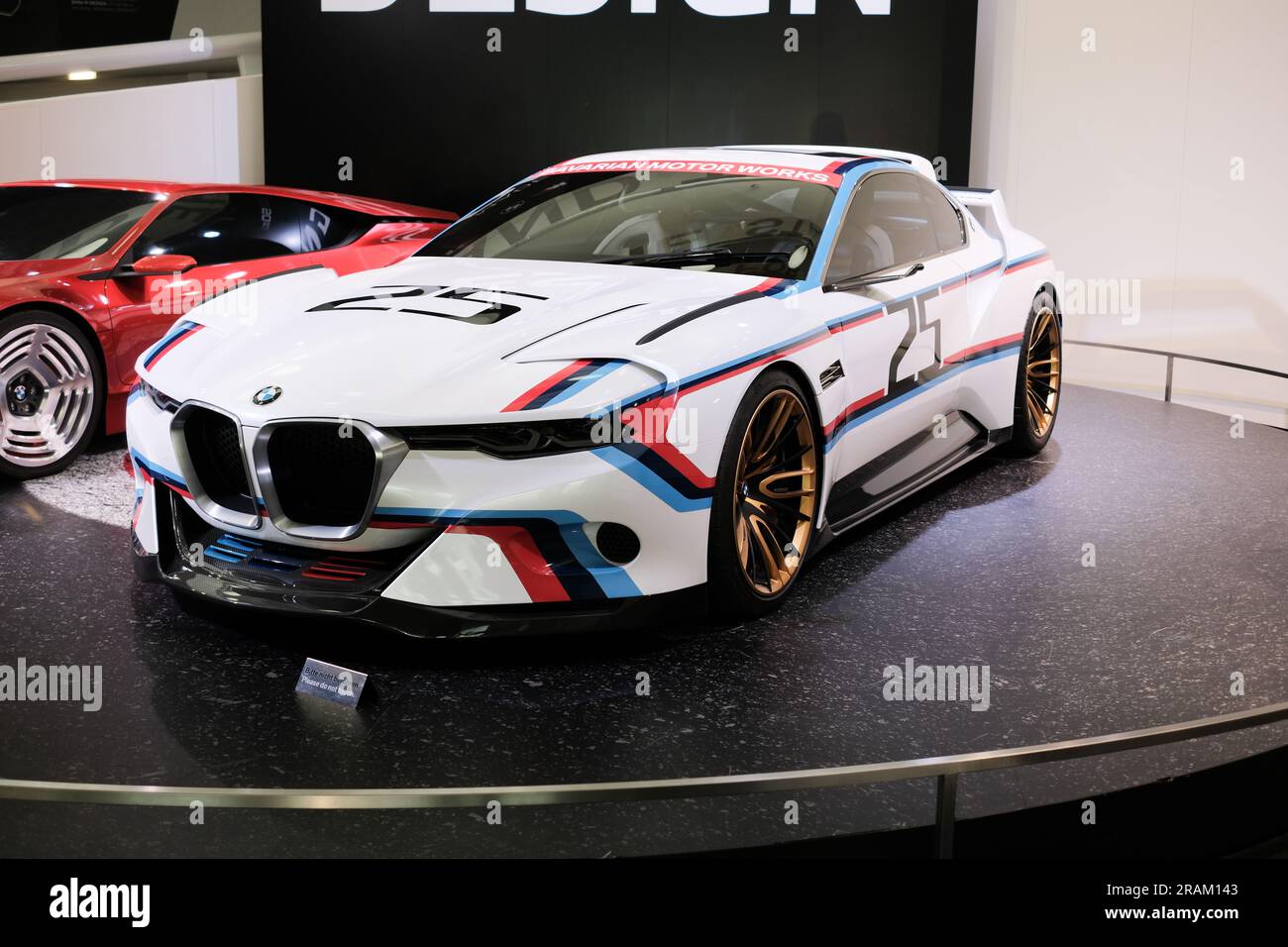 München, Bayern, Deutschland - Juni 24 2023: 2015 BMW 3,0 CSL Hommage im BMW Automobilmuseum. Klassische und moderne BMW-Kollektion. Stockfoto