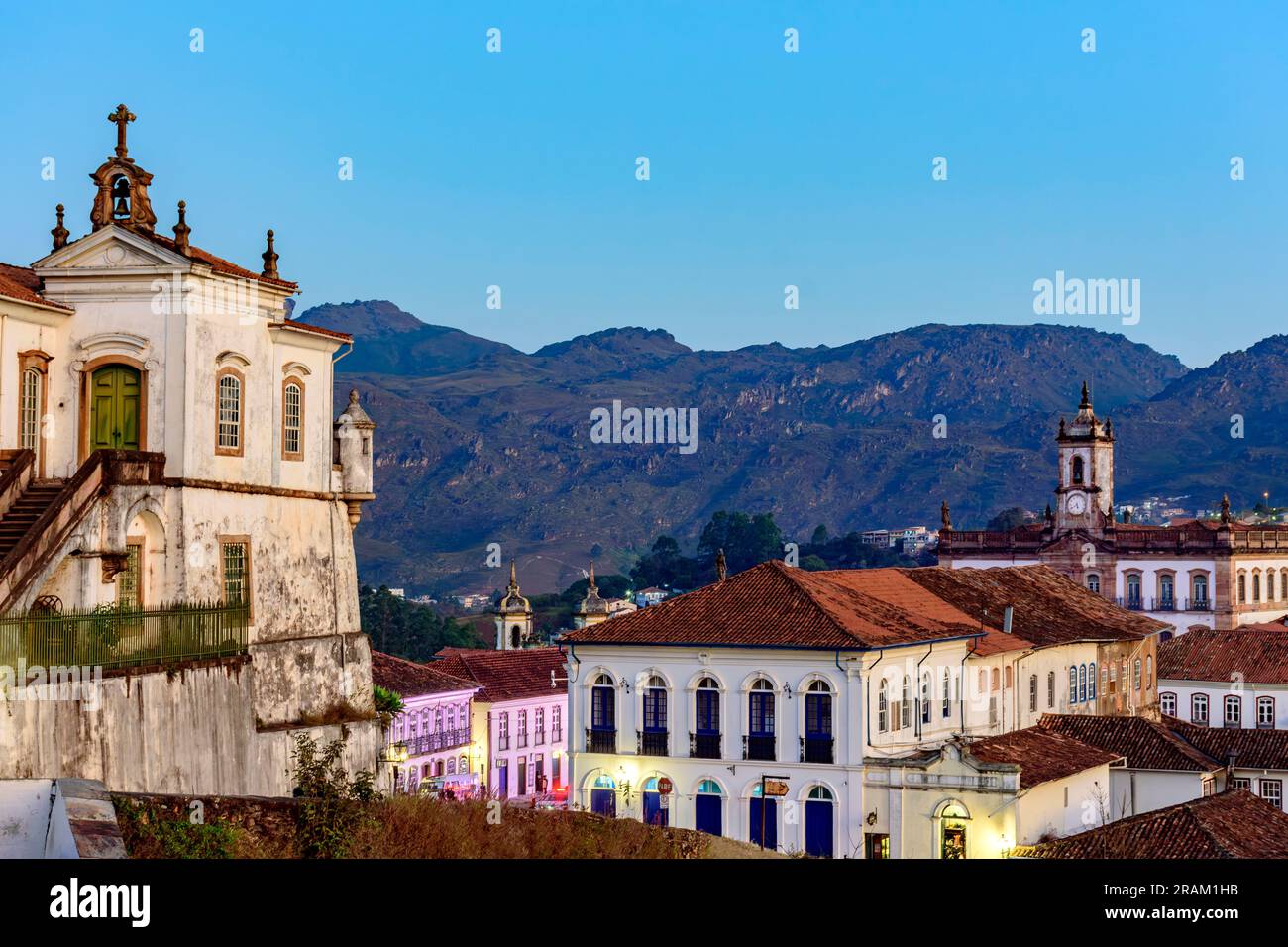 Wunderschöne historische Stadt Ouro Preto mit ihren Häusern, Kirchen, Denkmälern und Bergen Stockfoto