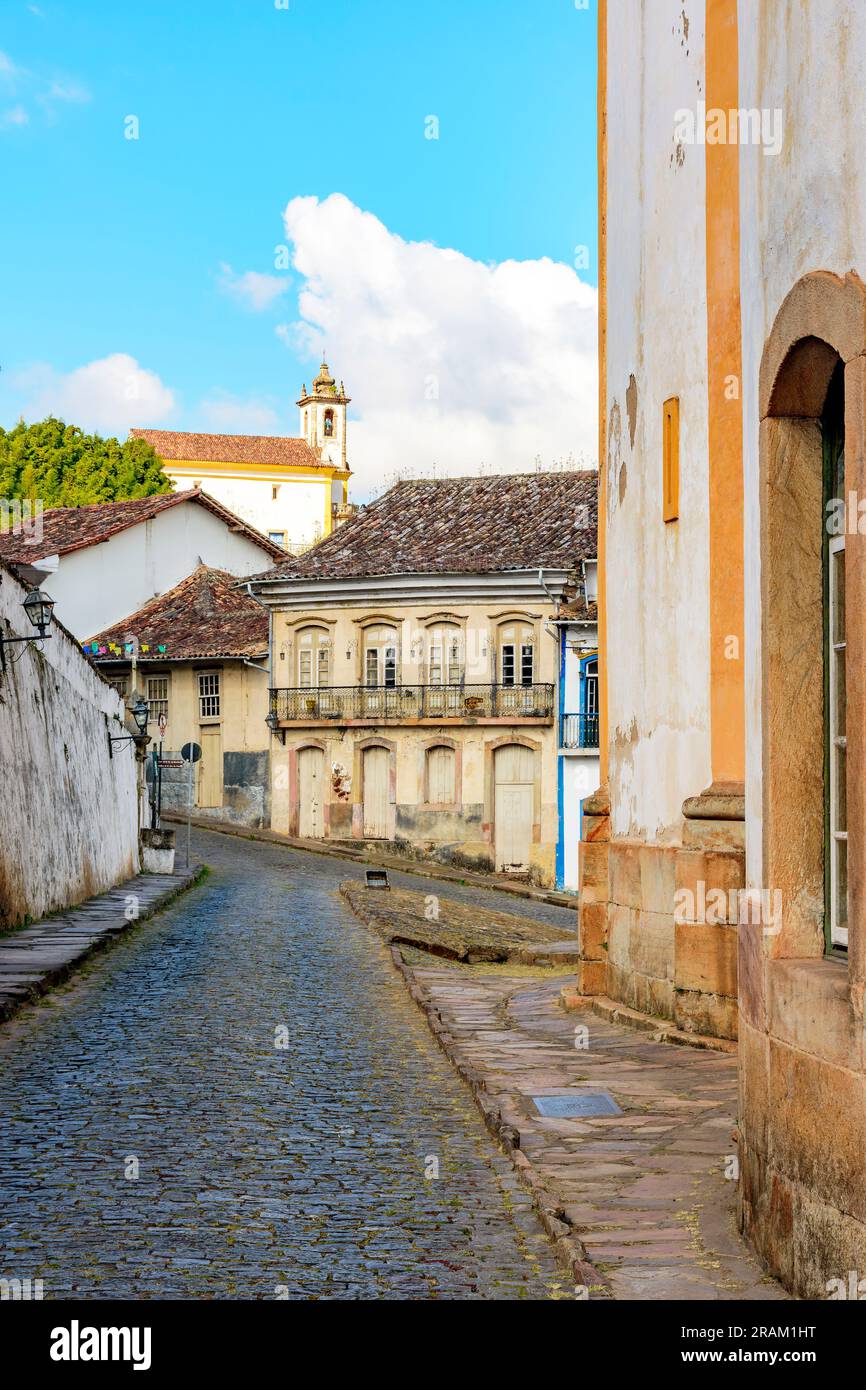 Kopfsteinpflasterstraßen zwischen historischen barocken Kirchen und Häusern im Kolonialstil in der Stadt Ouro Preto in Minas Gerais Stockfoto
