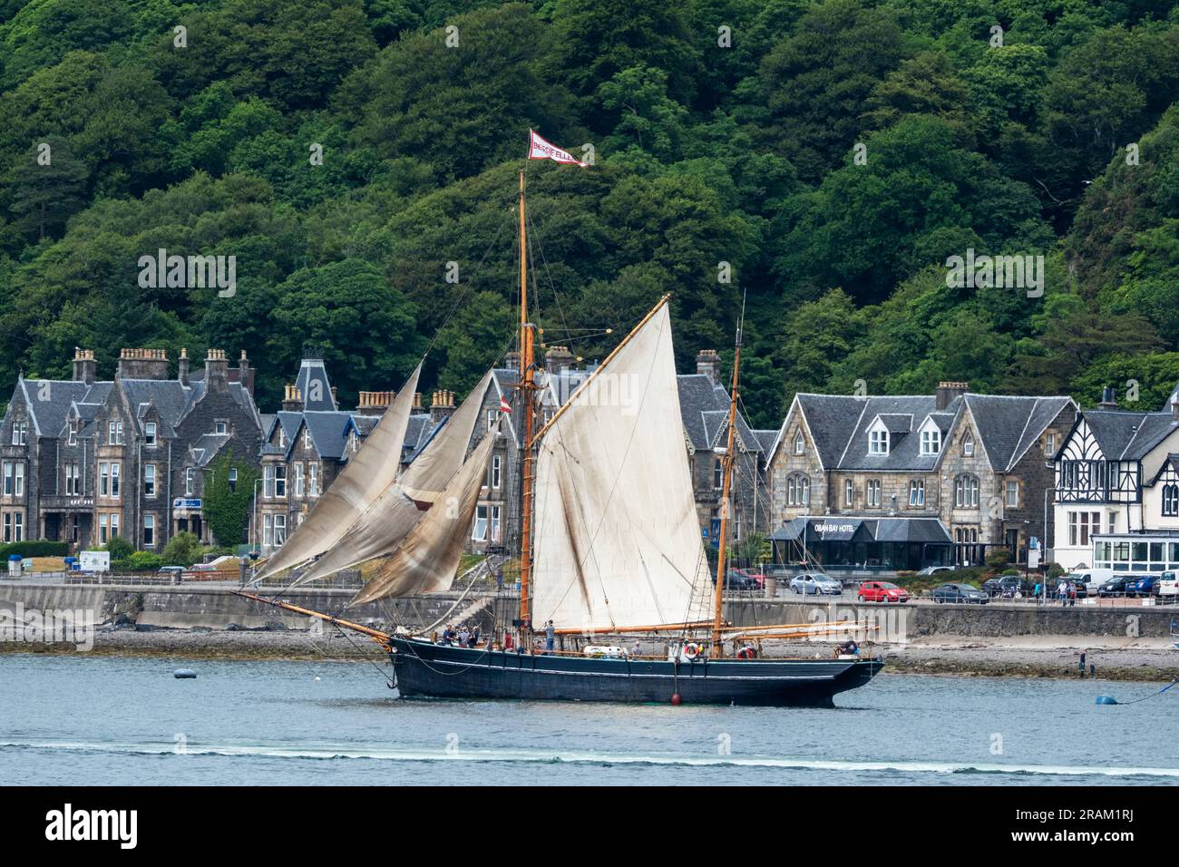 Das Großschiff Bessie Ellen segelt in Oban Bay, Oban, Schottland Stockfoto