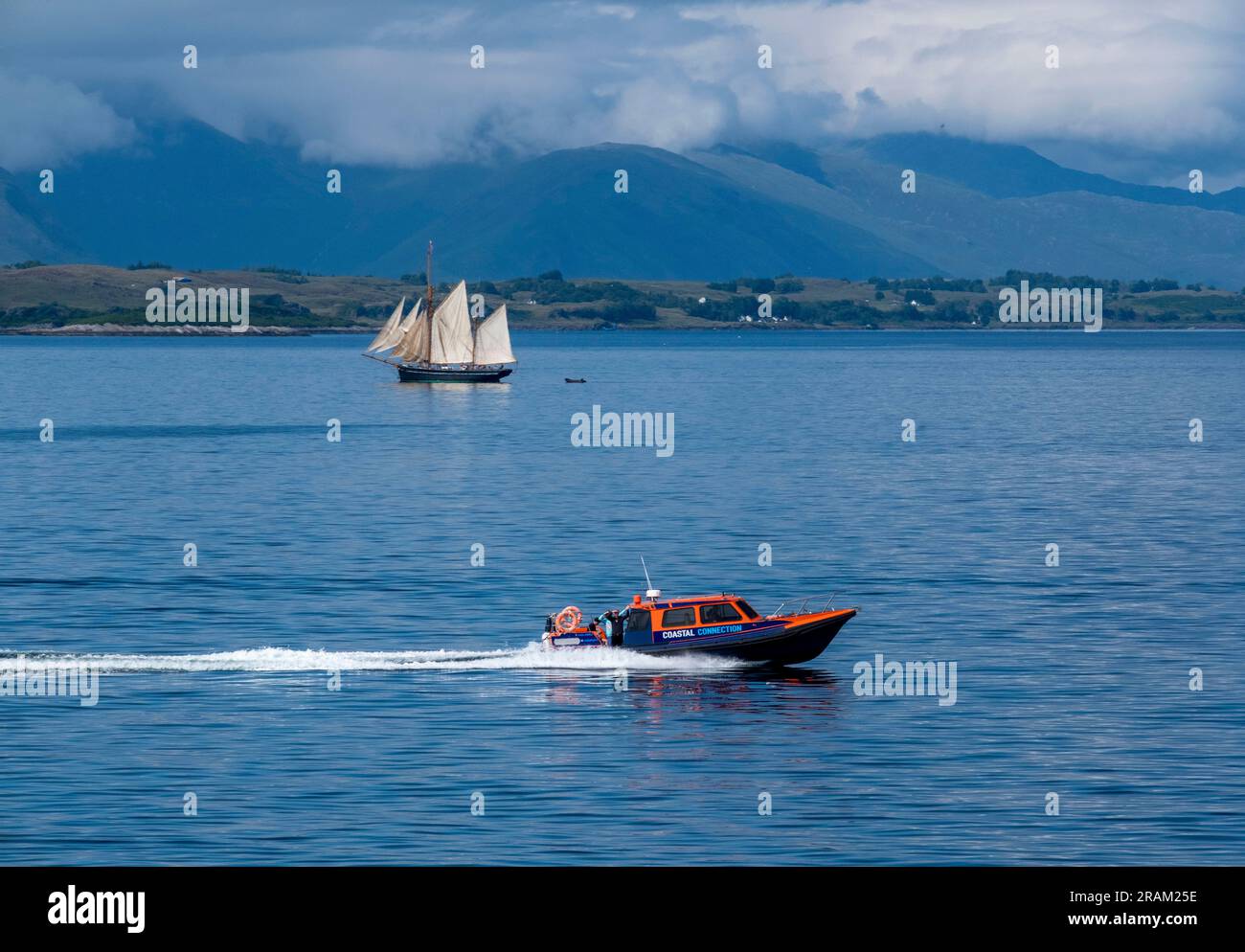 Das Coastal Connection Boot passiert das Bessie Ellen Großschiff in Oban Bay, Oban, Schottland Stockfoto