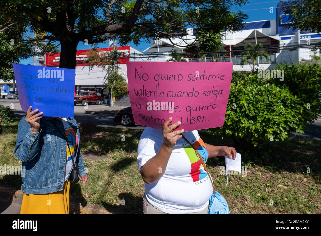 Tegucigalpa, Honduras - 25. November 2022: Frau mit einem Schild, auf dem steht: „Ich will mich nicht mutig fühlen, wenn ich auf die Straße gehe. Ich will mich frei fühlen.“ i Stockfoto