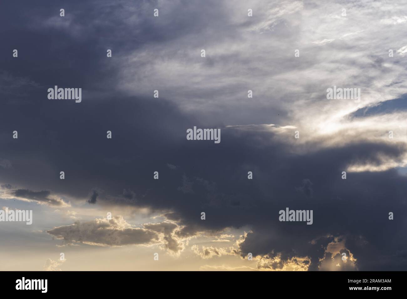 Landschaft des Himmels mit ein paar Sonnenstrahlen dazwischen. Hintergrundtextur für Vektorwolken Stockfoto