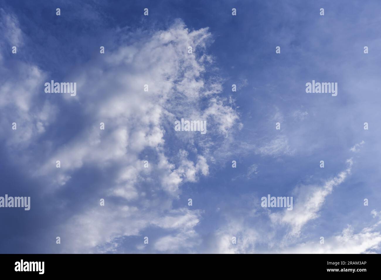 Himmelslandschaft mit vielen verstreuten Wolken und blauem Himmel. Hintergrundtextur für Vektorwolken Stockfoto