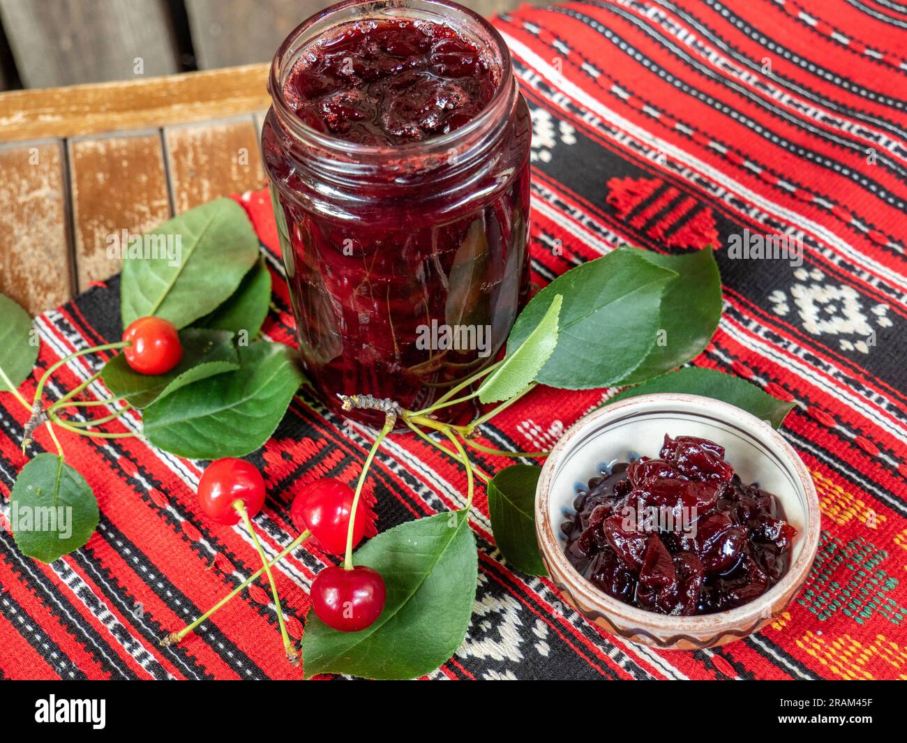 Glas mit hausgemachter Sauerkirschmarmelade Stockfoto