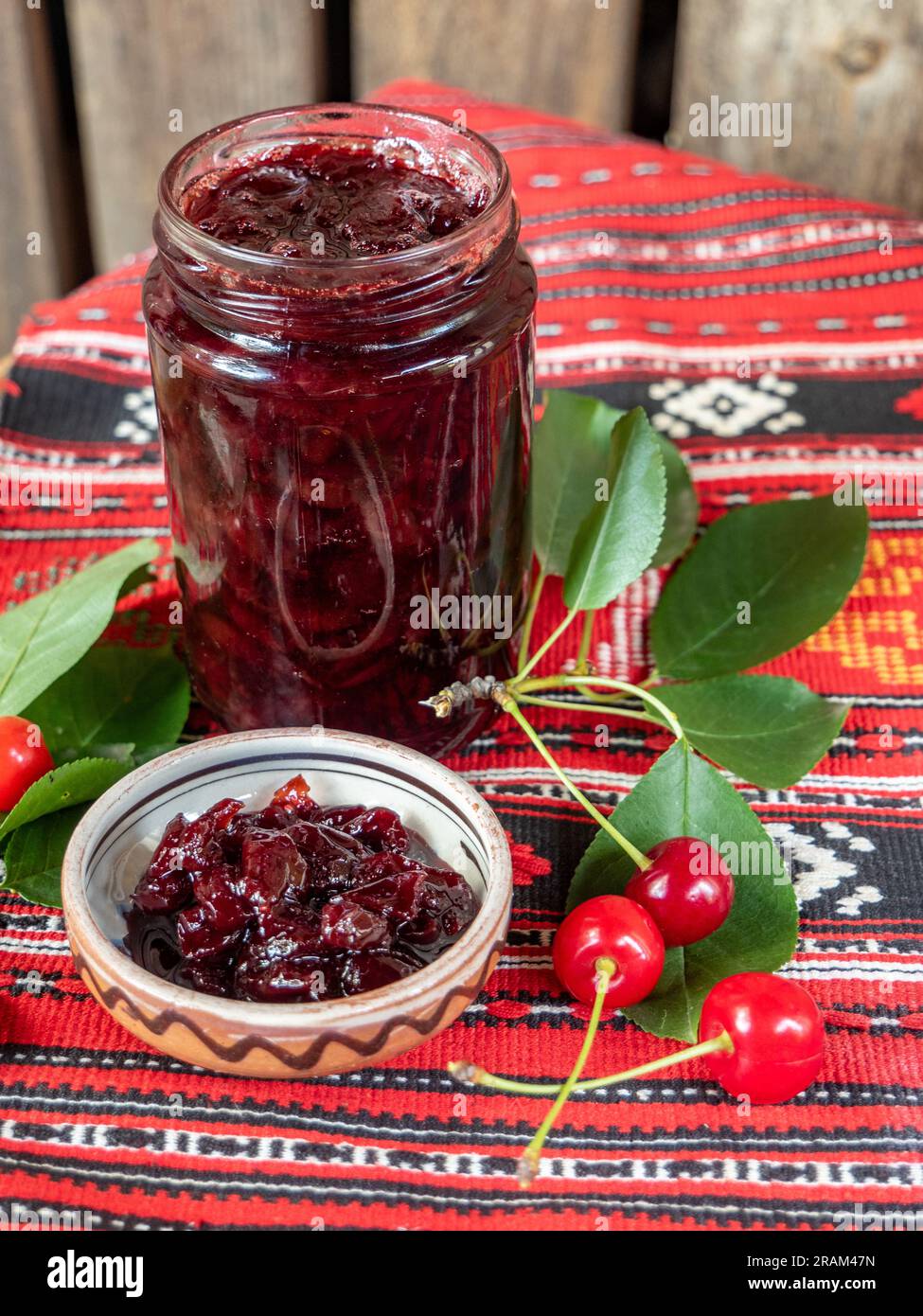 Glas mit hausgemachter Sauerkirschmarmelade Stockfoto