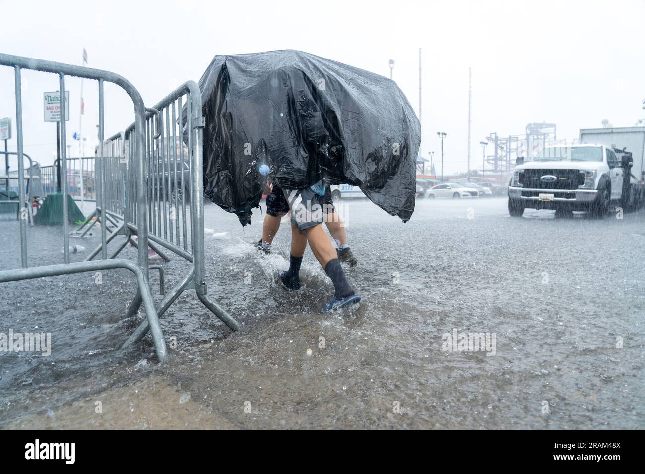 Brooklyn, NY, USA, Juli 4. 2023, die Massen versammeln sich und suchen Schutz vor starkem Regen in Brooklyn, NY, USA, während der jährliche Nathan's Hot Dog Essenswettbewerb in Coney Island aufgrund der Unwetter am 4. 2023. Juli verschoben wurde Stockfoto