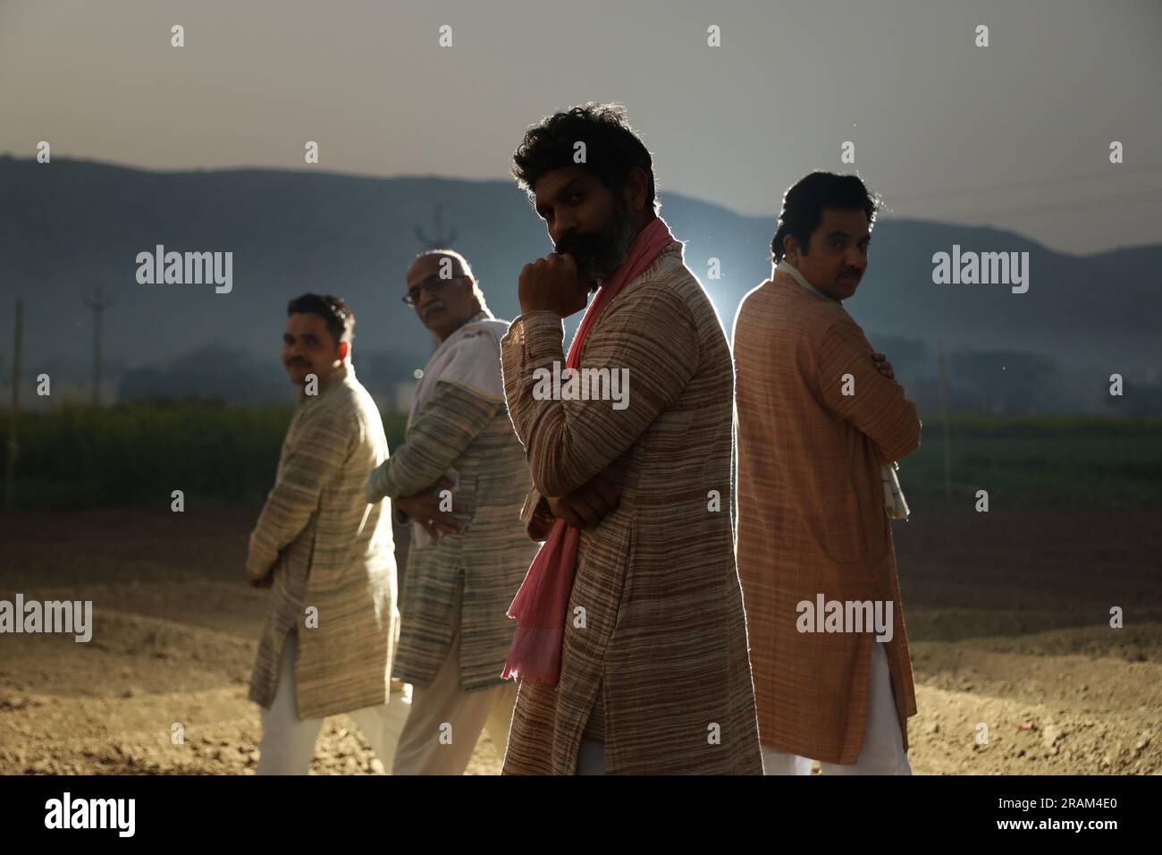 Wunderschöne Porträtkomposition indischer Bauern, die auf dem Feld stehen. Landwirtschaftskonzept zur Darstellung der Haltung der Landwirte. Stockfoto