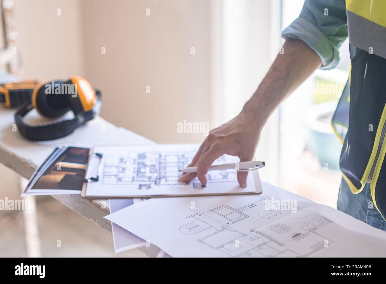 Ein erfahrener Architekt korrigiert vor der Renovierung die Zeichnungen der Wohnung Stockfoto
