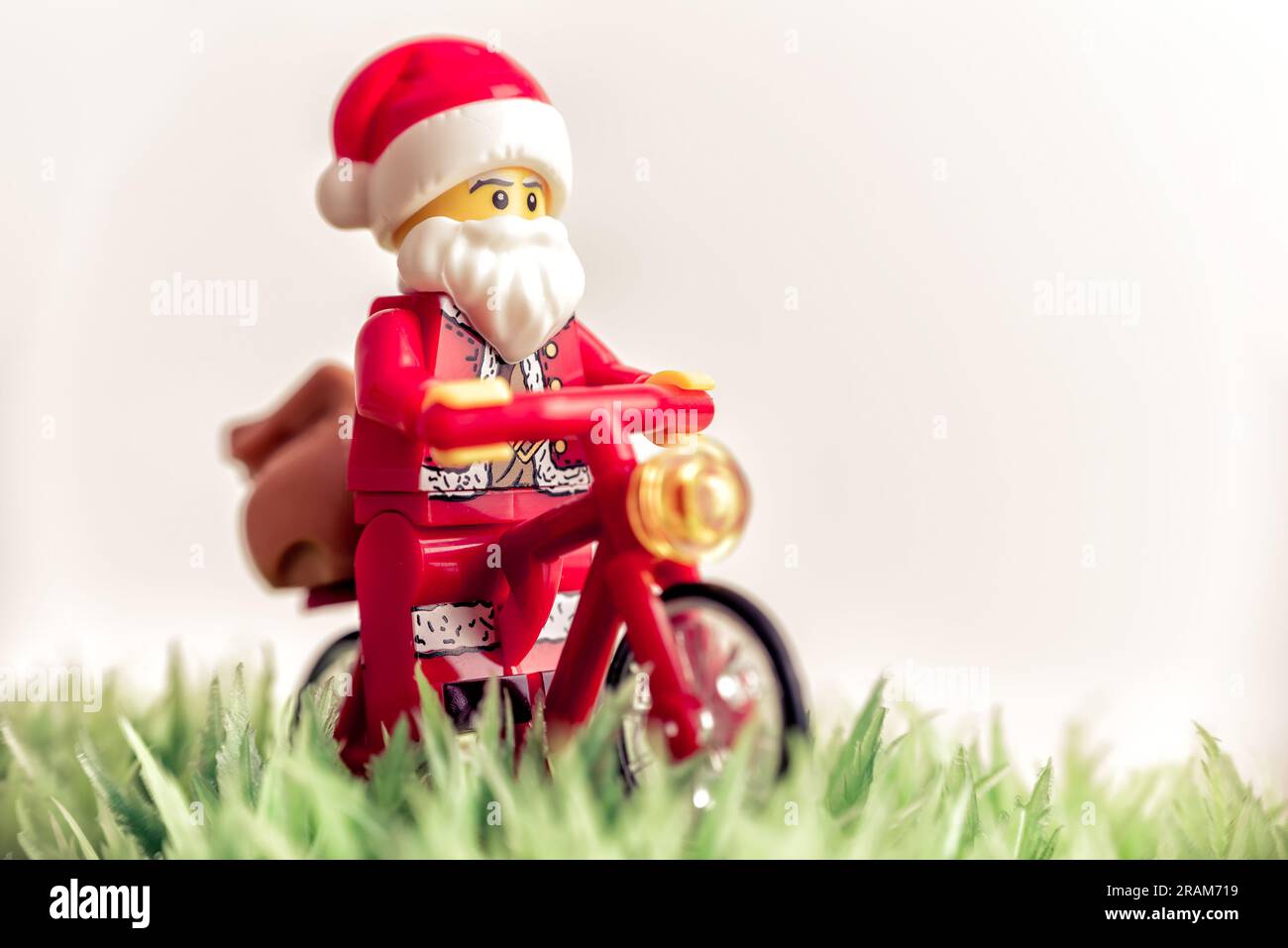 Der Weihnachtsmann fährt Fahrrad. Weihnachtskonzept. Zur Veranschaulichung. 01. Juli 2023 Stockfoto