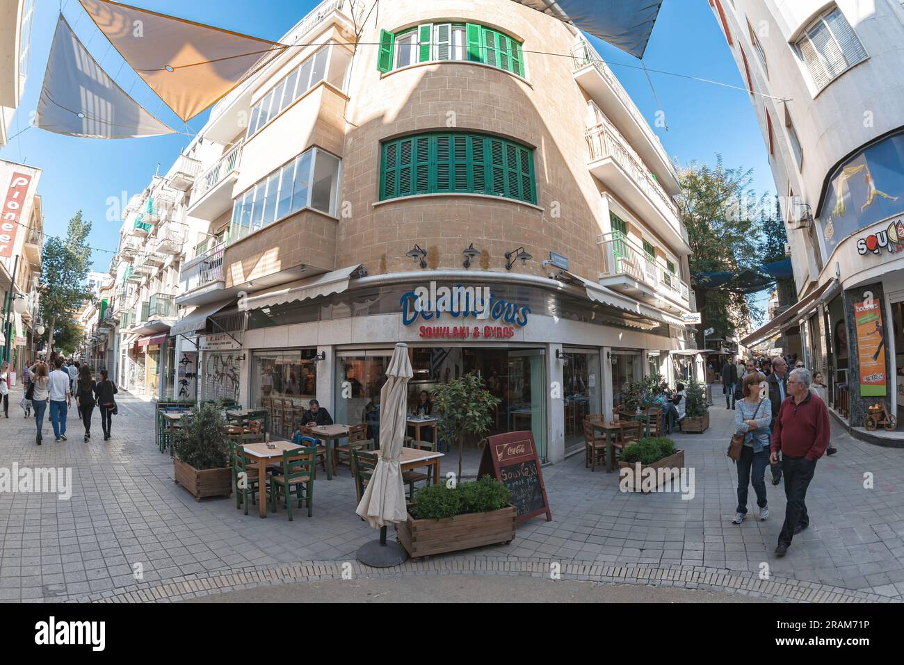 Nikosia, Zypern - 13. April 2015: Leute, die an Cafés und Restaurants in der Ledra Street spazieren gehen Stockfoto