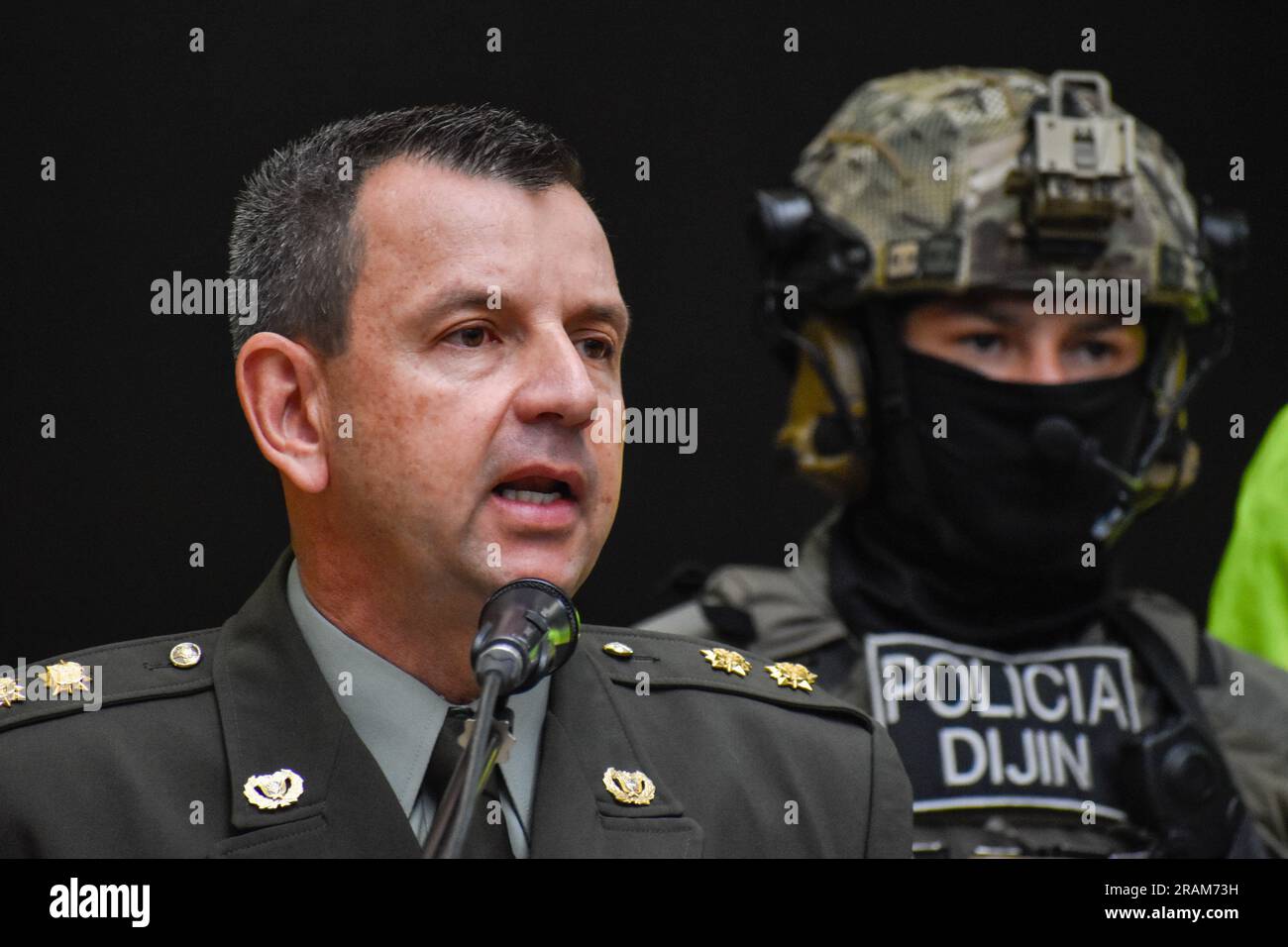 Bogota, Kolumbien. 04. Juli 2023. Kolumbianischer Polizeibrigadegeneral Jose Luis Ramirez Direktor der Ermittlungspolizei (DIJIN) während einer Pressekonferenz über das Auslieferungsverfahren von Alexander Celis Durango alias „Bayron“ am kolumbianischen Polizeihauptquartier in Bogota, Kolumbien, 4. Juli 2023. Foto: Cristian Bayona/Long Visual Press Credit: Long Visual Press/Alamy Live News Stockfoto