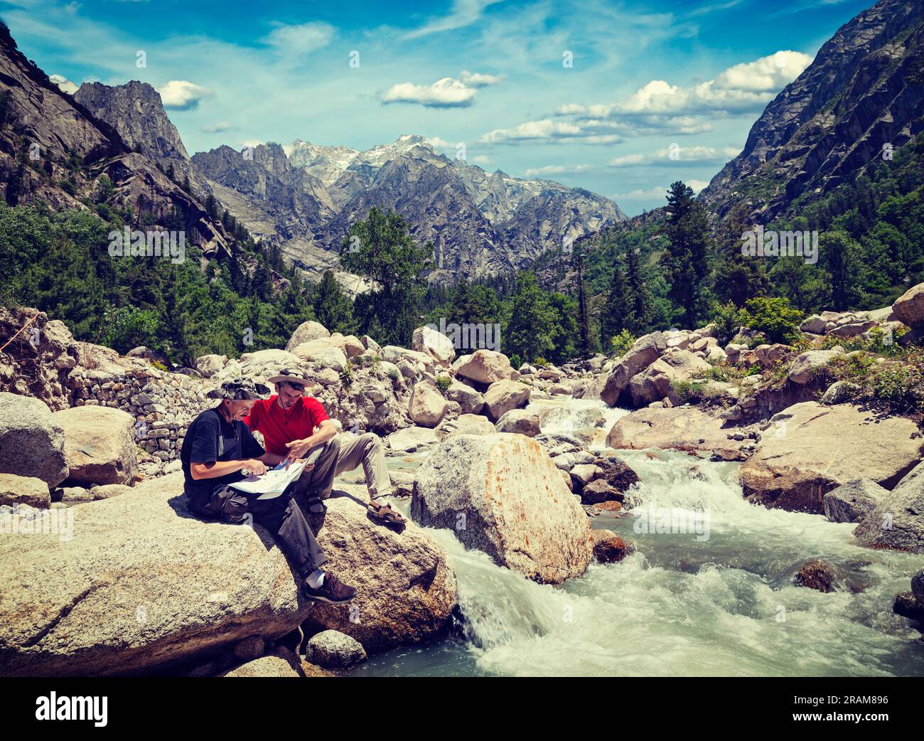Wanderer mit Karte Stockfoto