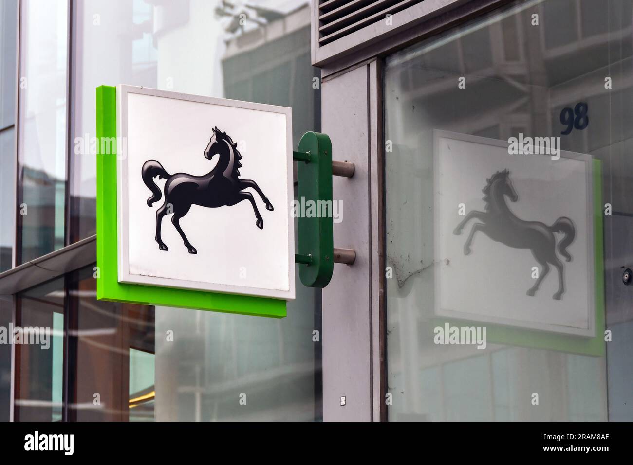 London, England, Vereinigtes Königreich - 28. Juni 2023: Schild über dem Eingang einer Zweigstelle der Lloyds Bank im Zentrum von London mit Reflexion in Glas. Stockfoto