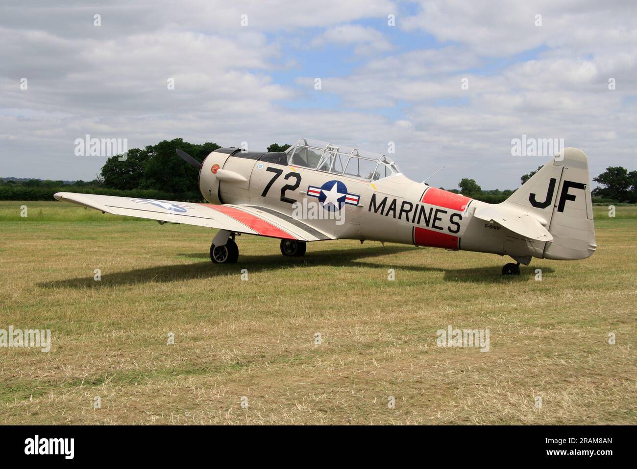 Ein nordamerikanischer SNJ-5-Texan in US-Marines-Farben auf dem Headcorn Aerodrome Kent England Stockfoto