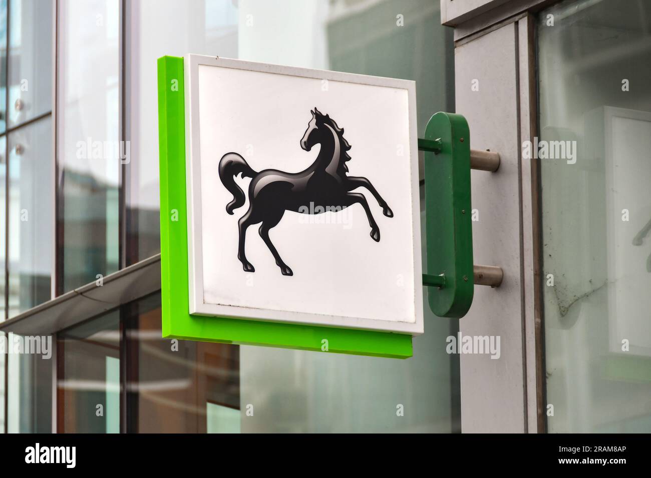 London, England, Vereinigtes Königreich - 28. Juni 2023: Schild über dem Eingang einer Filiale der Lloyds Bank im Zentrum von London. Stockfoto