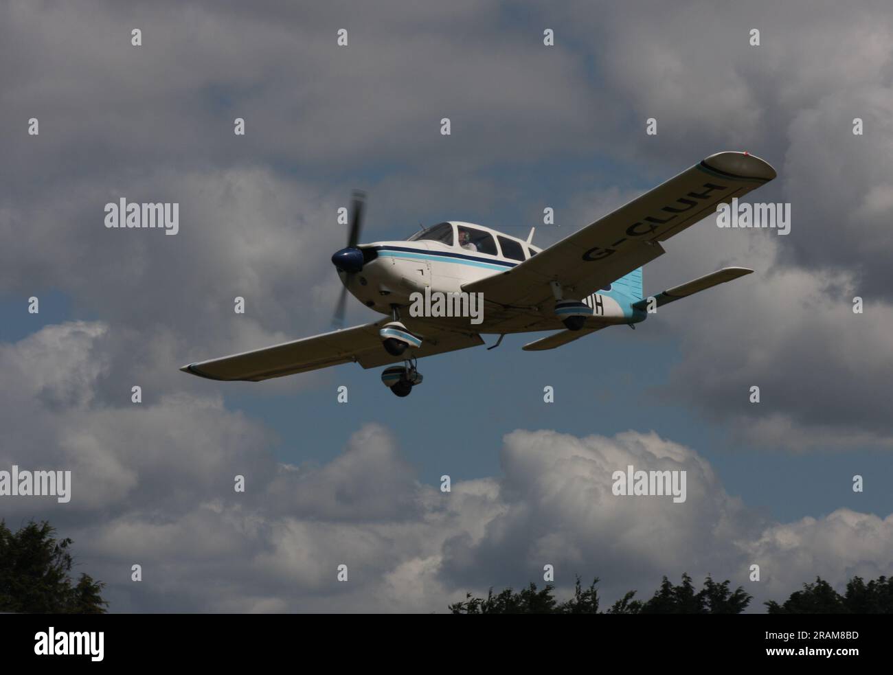 Ein Piper PA-28-180 Cherokee landet auf dem Netherthorpe Flugplatz Nottinghamshire England Stockfoto